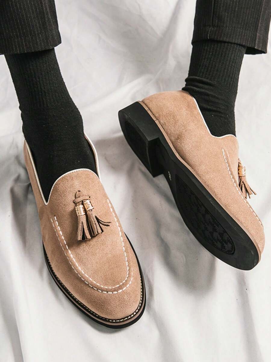 Mocassini uomo con nappine e cuciture